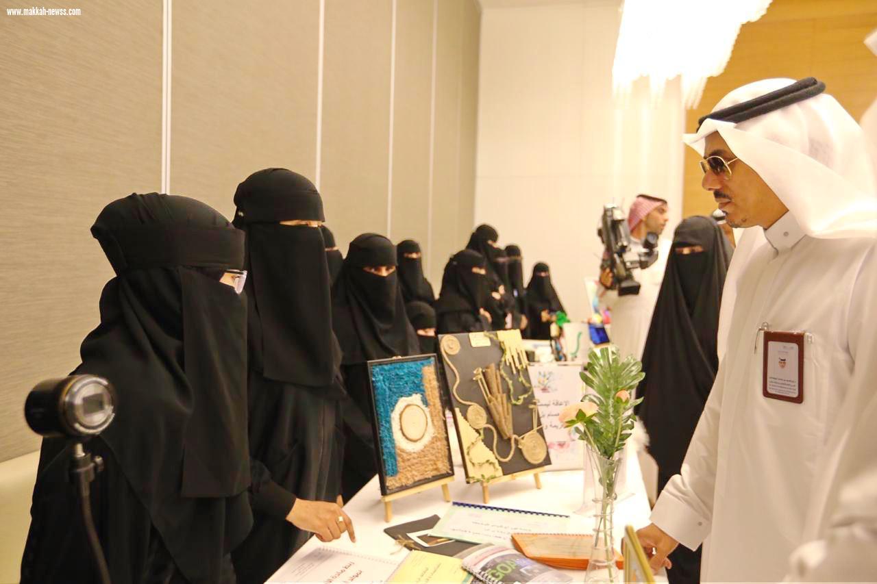 في أصبوحة أدبية ومعرض لمواهبهن طالبات التربية الخاصة بتعليم جازان يتألقن ويبدعن شعراً ونثراً ورسما . 
