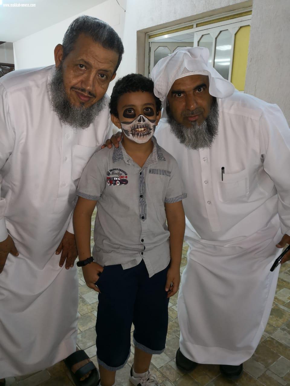 أطفال المسفله مبتهجين بلقاء الرسم 