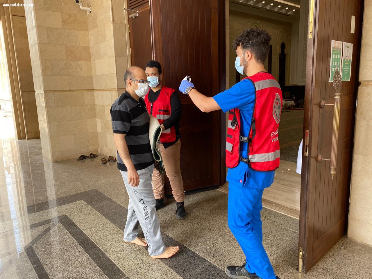 متطوعي الهلال الأحمر بجازان يقيمون نقاط فرز بصري ببعض جوامع المنطقة لمواجهة فيروس كورونا 