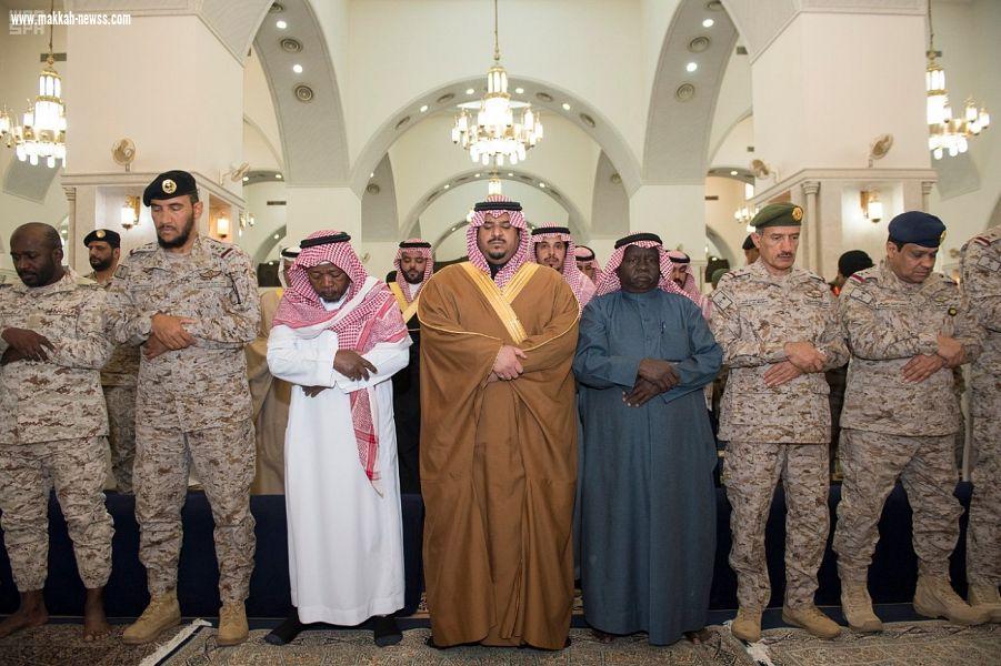 نائب أمير الرياض ينقل تعازي القيادة لأسرتي الشهيدين 