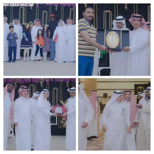 الاعلامي جمعه الخياط والاعلاميين يتجولون في معرض أنامل مكية 