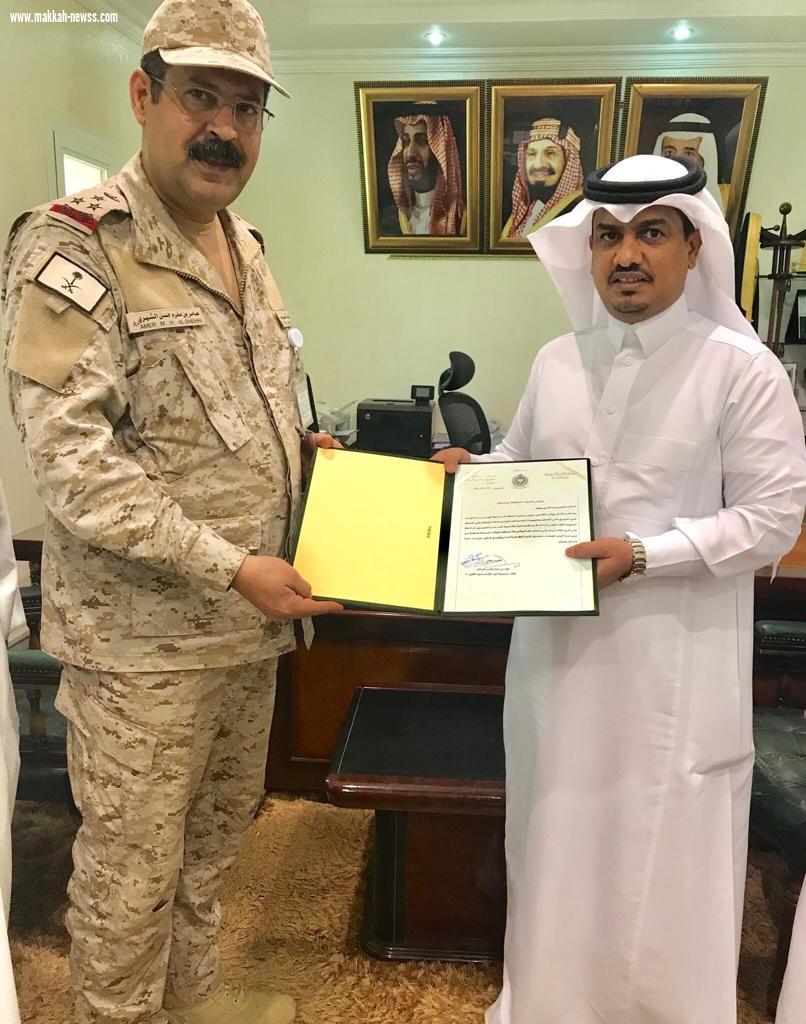 العميد الركن عامر الشهري يقدم شهادة شكر للمهندس الدغريري 