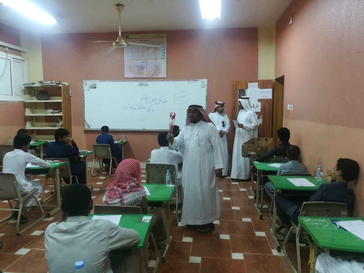 مدرسة الخضراء الجنوبية تختتم اختباراتها بتوزيع الورود.  