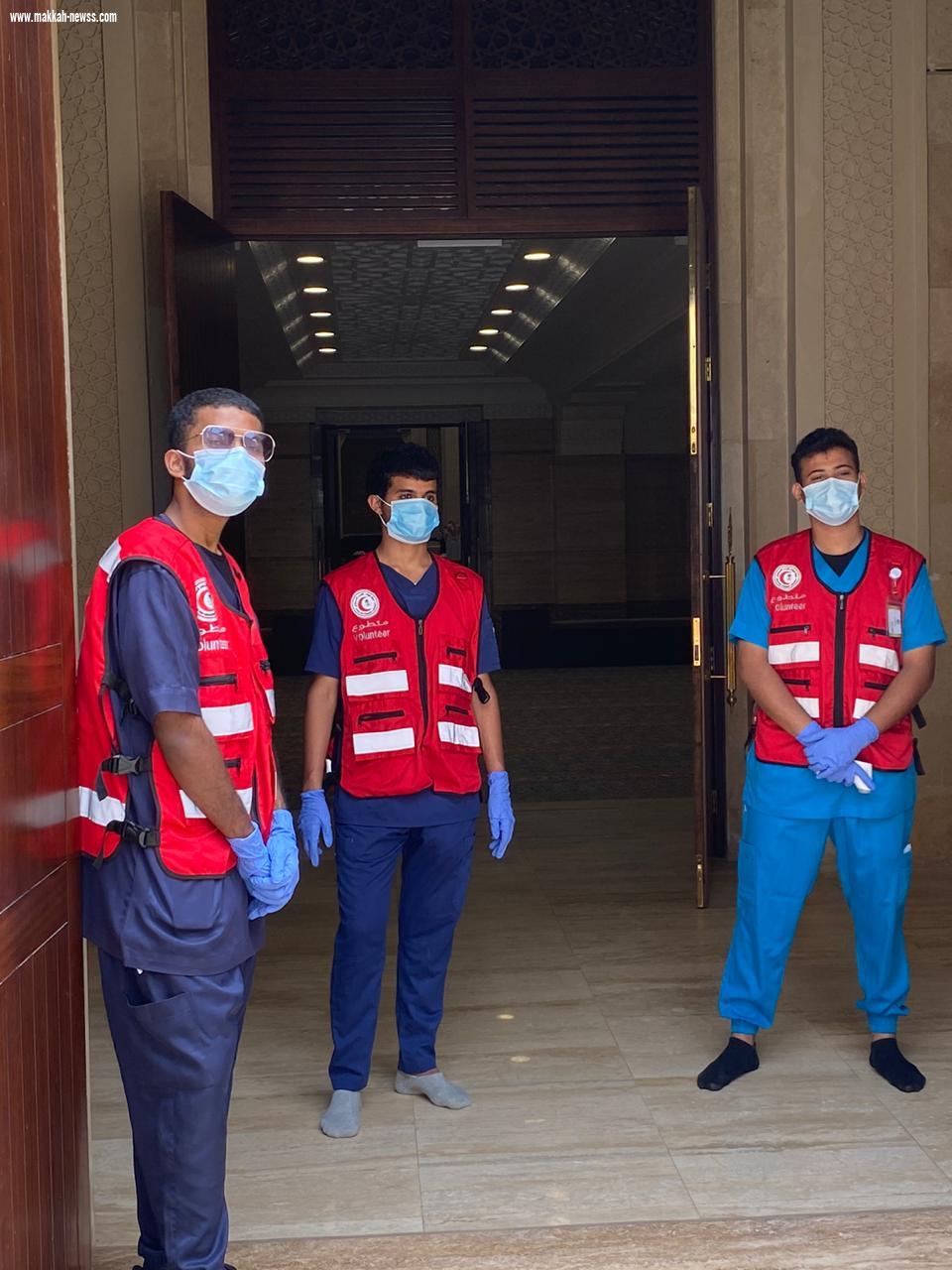 متطوعي الهلال الأحمر بجازان يقيمون نقاط فرز بصري ببعض جوامع المنطقة لمواجهة فيروس كورونا 