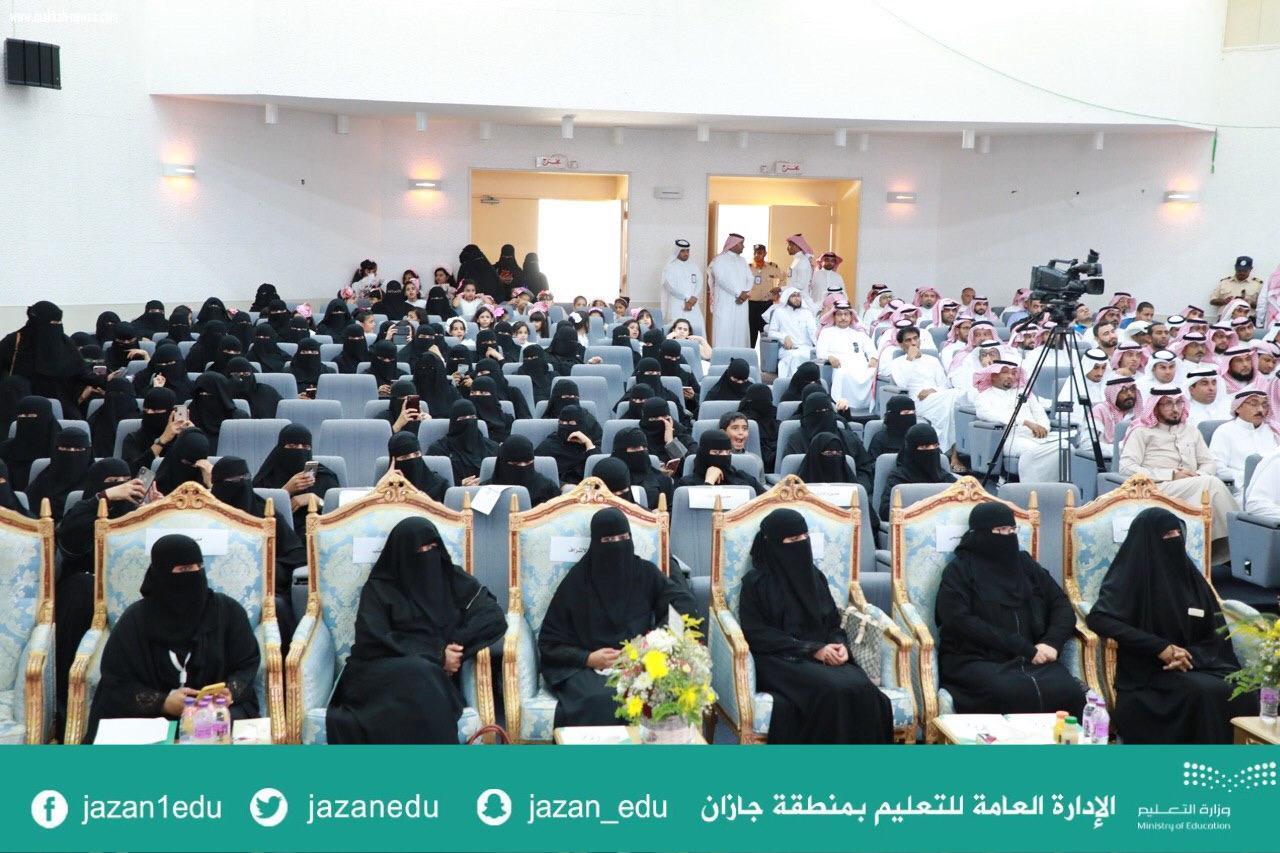 خلال حفل الإدارة بيوم المعلم  طلاب وطالبات تعليم جازان يتسابقون للاحتفاء بمعلميهم ومعلماتهم