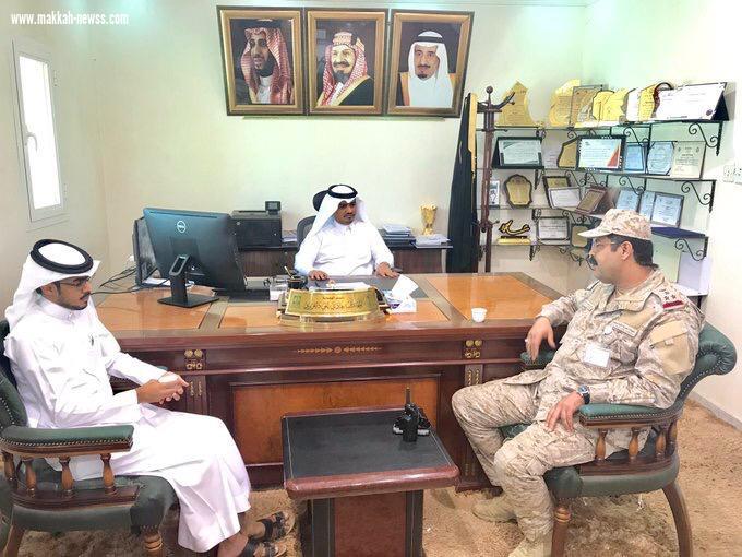 العميد الركن عامر الشهري يقدم شهادة شكر للمهندس الدغريري 