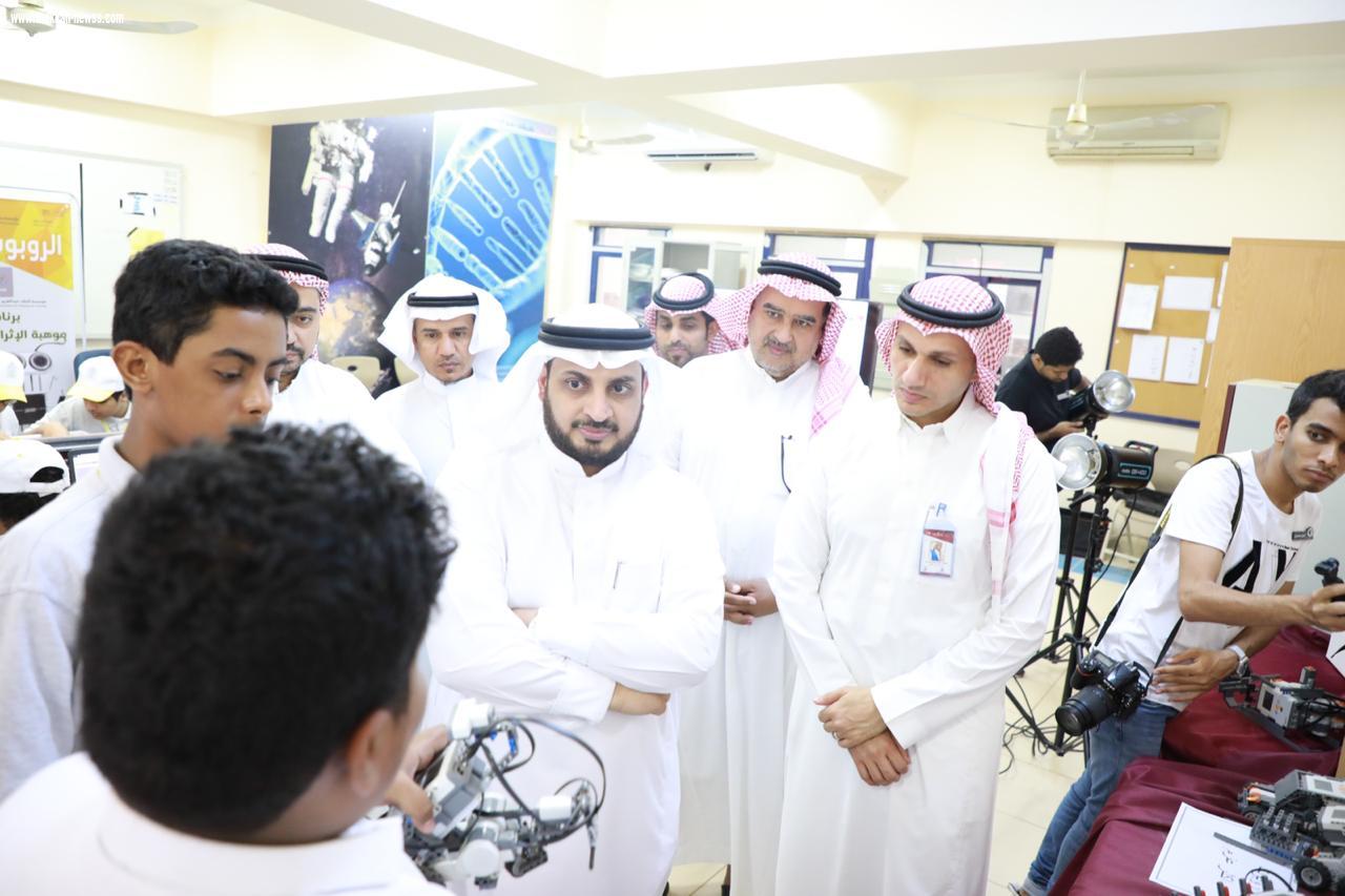 مدير عام الموهوبين بوزارة التعليم يزور برنامج موهبة بتعليم جازان