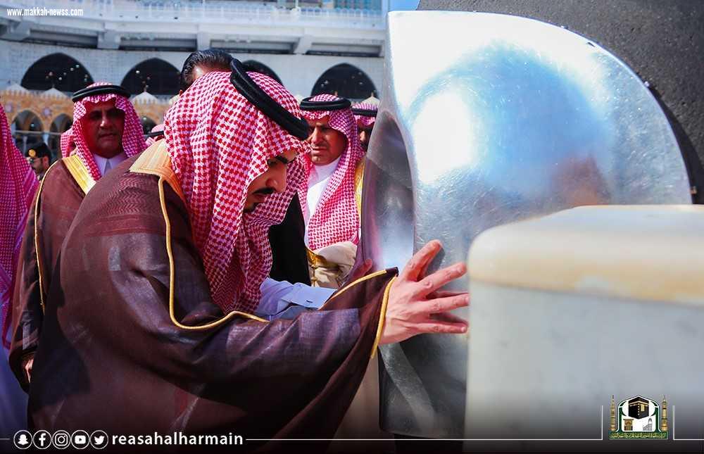 نيابة عن خادم الحرمين الشريفين سمو أمير مكة يتشرف بغسل الكعبة المشرفة بحضور نائبه