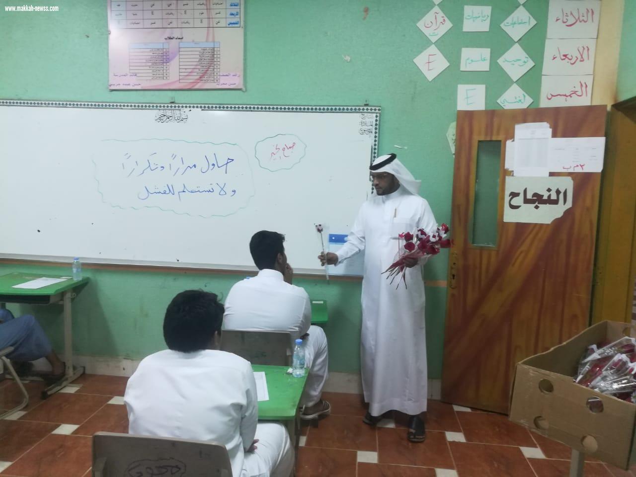 مدرسة الخضراء الجنوبية تختتم اختباراتها بتوزيع الورود.  