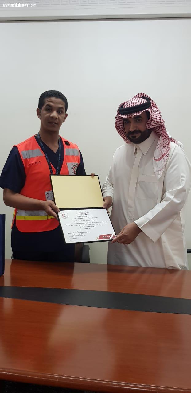 الهلال الأحمر بالشرقيه يكرم اليامي مقدم الخدمة الإسعافيه في الحادث المروري بالجانب البحريني من جسر الملك فهد  
