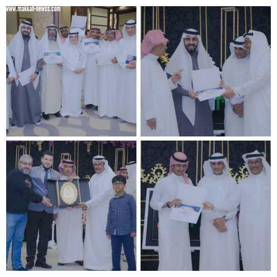 الاعلامي جمعه الخياط والاعلاميين يتجولون في معرض أنامل مكية 