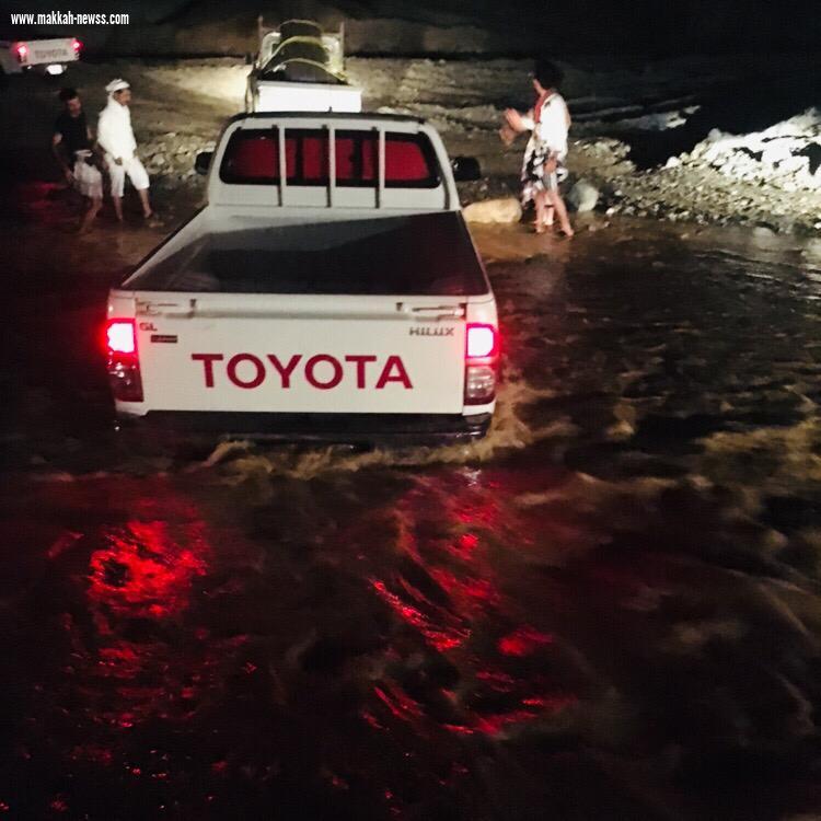 فريق فزعة يُنقذ عائلة أُحتجزت سيارتهم في أحد أودية ملاطس بمحافظة الريث 