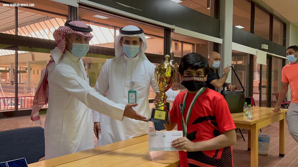 المغلق بطل صغار الإسكواش