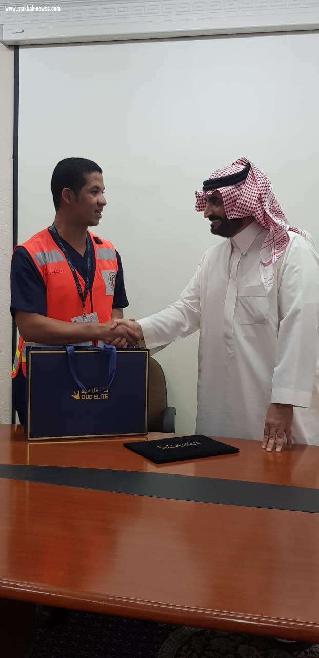 الهلال الأحمر بالشرقيه يكرم اليامي مقدم الخدمة الإسعافيه في الحادث المروري بالجانب البحريني من جسر الملك فهد  