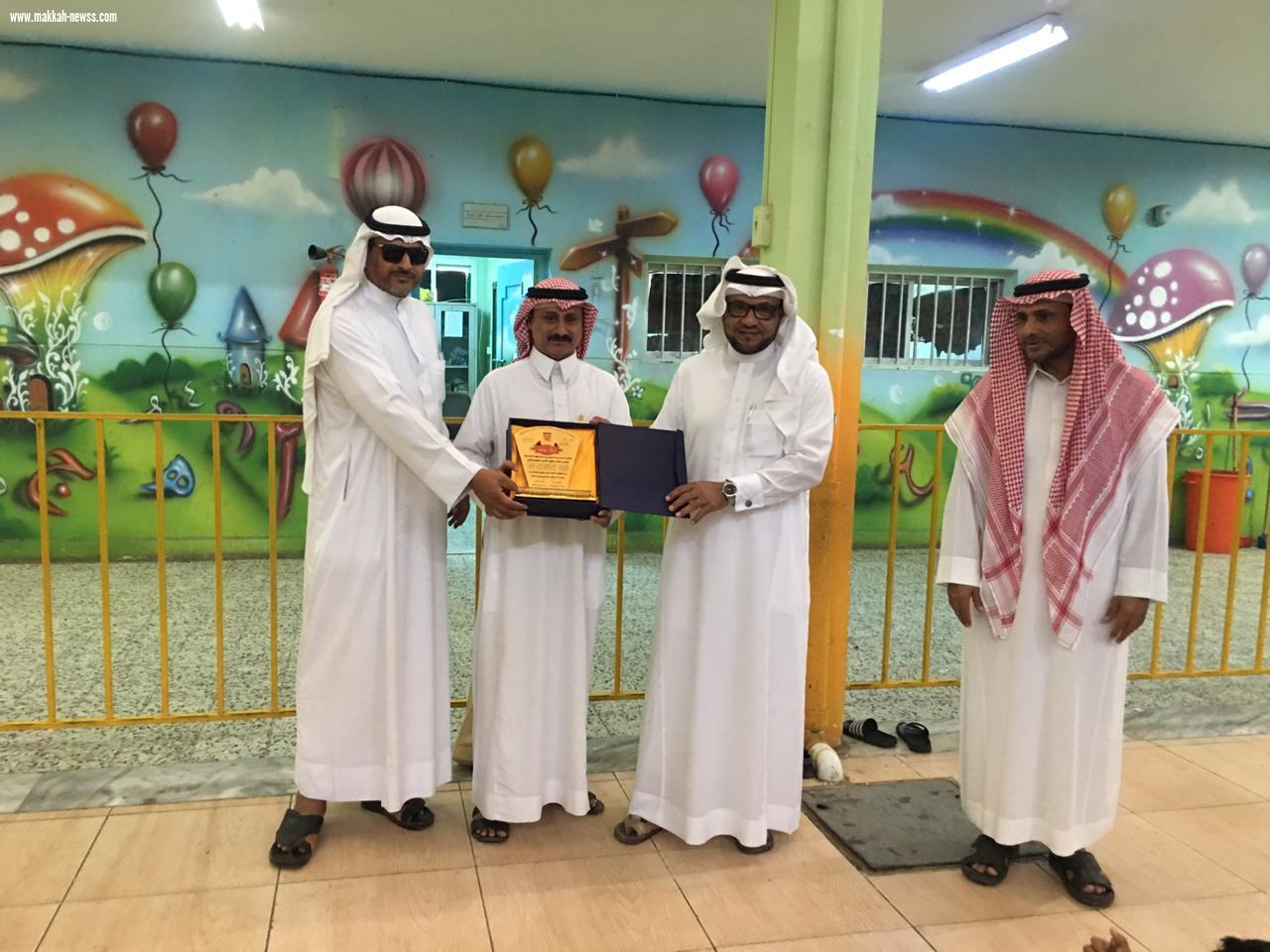 ابتدائية العباس تكرم الاعلامي عبدالله مشهور بالحد الجنوبي