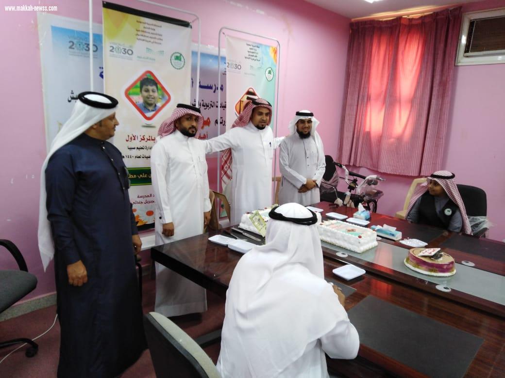أبي هريرة تكرم الطالب مشهور الفائز بالمركز الأول في أولمبياد الرياضيات والتمثيل على مستوى الوزارة