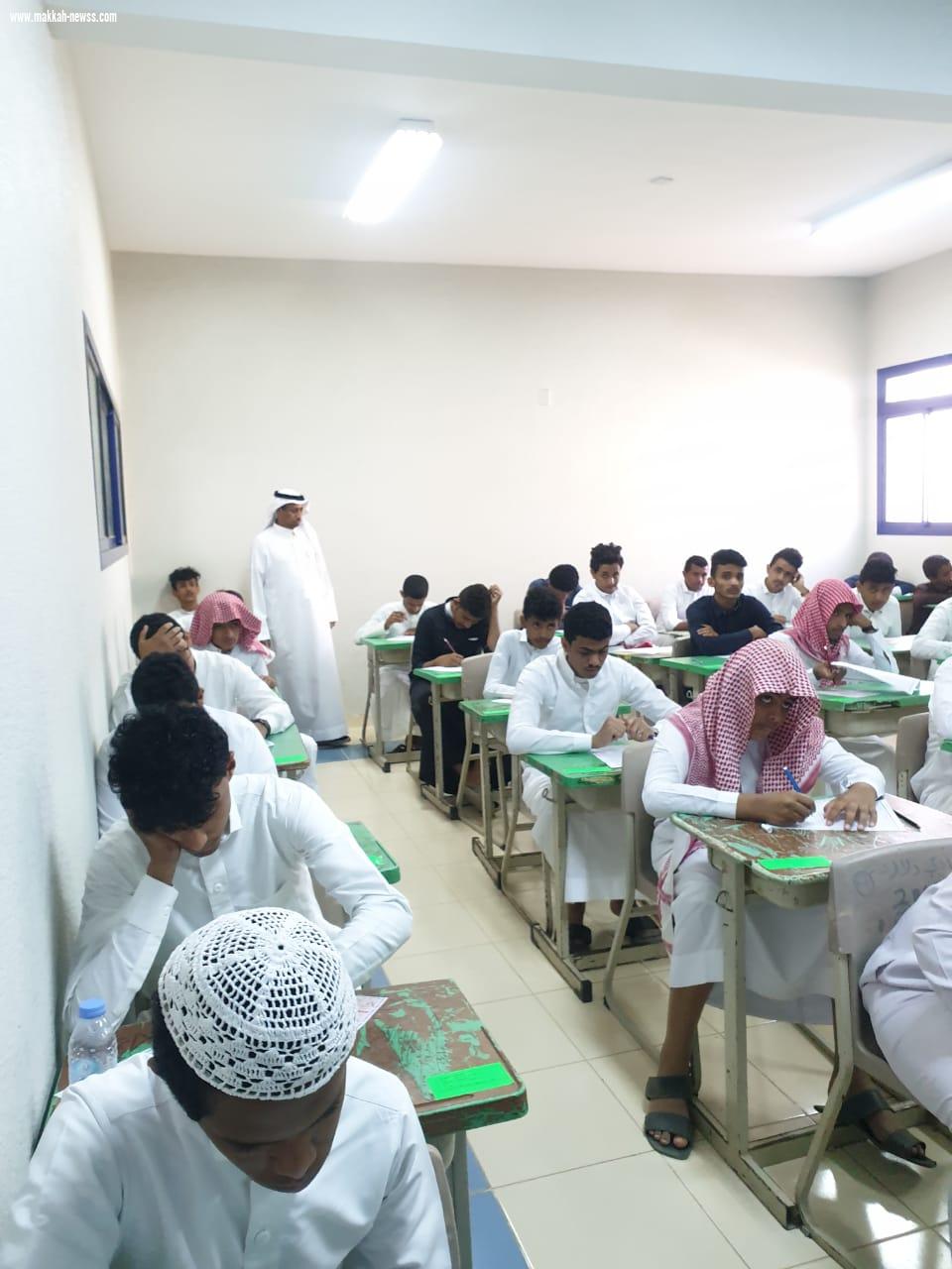 الحامظي يتفقد سير الاختبارات بمجمع مدارس السلامة العليا