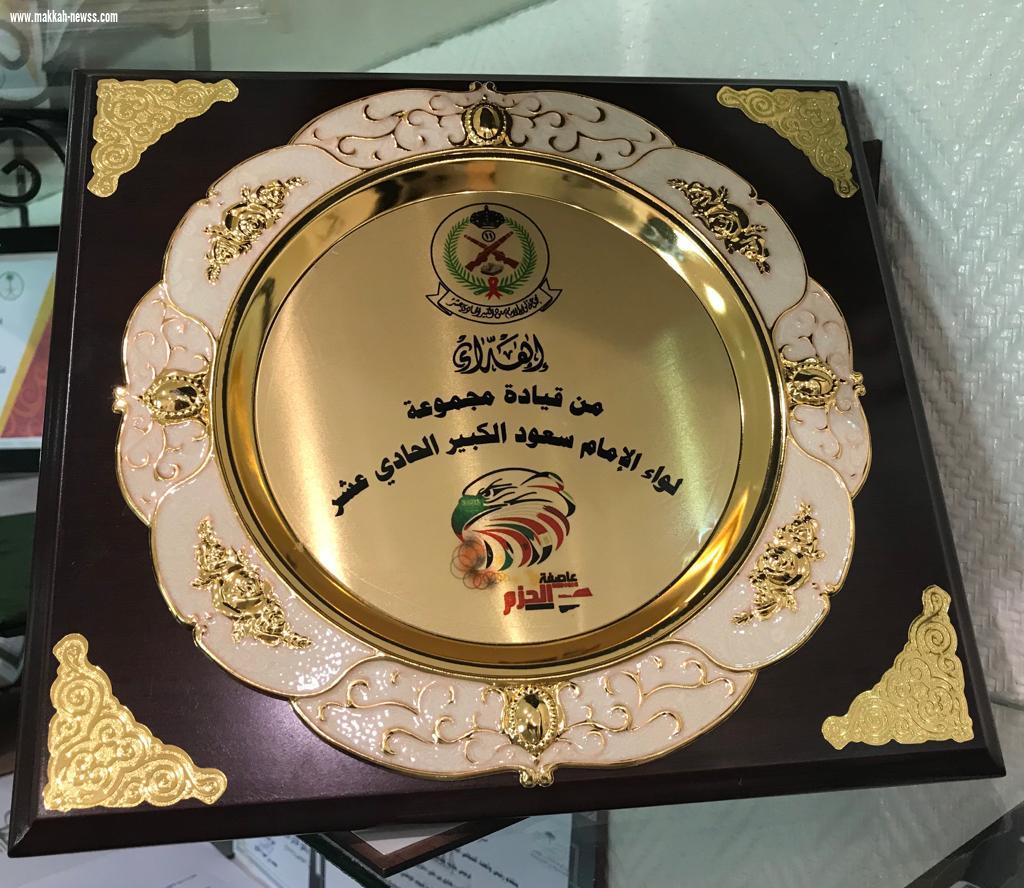 العميد الركن عامر الشهري يقدم شهادة شكر للمهندس الدغريري 