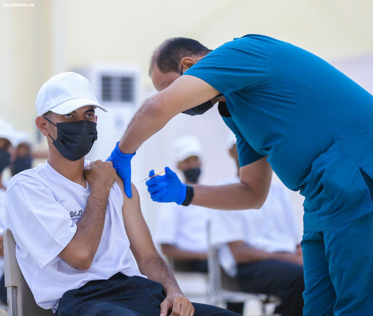 فرق طبية من الخدمات الطبية تنفذ جولة ميدانية لتقديم لقاح كورونا لمنسوبي وطلاب قوة الطوارئ الخاصة بمنطقة جازان
