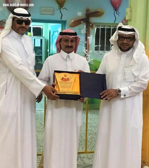 ابتدائية العباس تكرم الاعلامي عبدالله مشهور بالحد الجنوبي