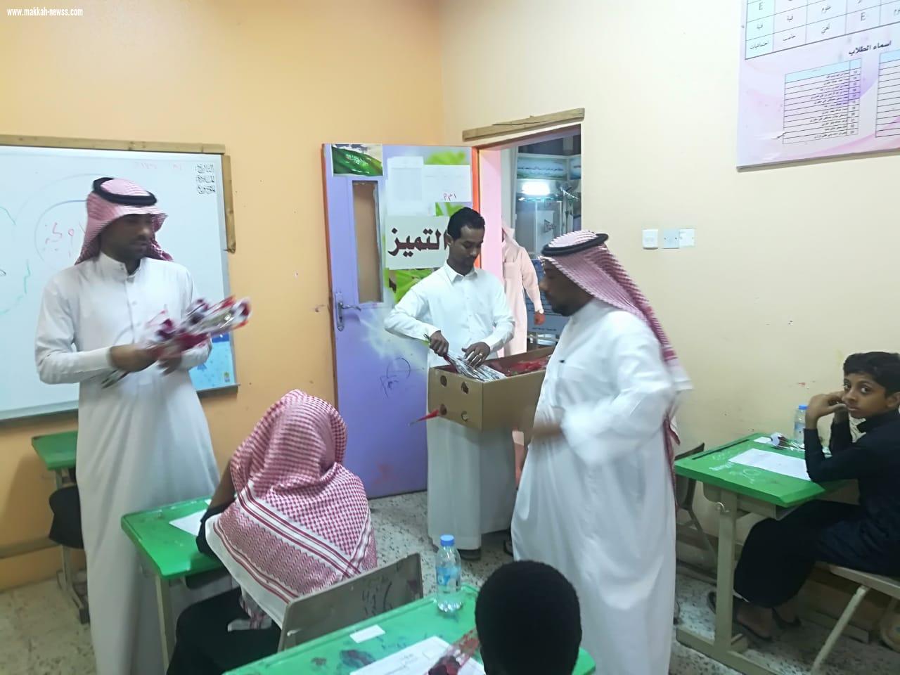 مدرسة الخضراء الجنوبية تختتم اختباراتها بتوزيع الورود.  