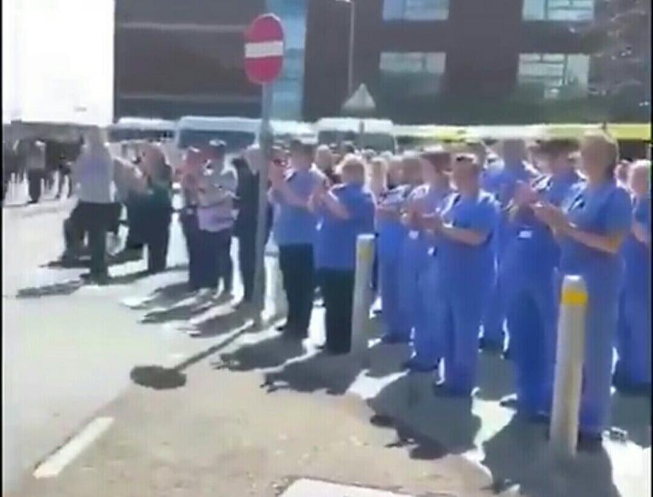 في مشهد مهيب العاملون بمستشفى شمال ويلز يودعون جثمان طبيب مسلم 