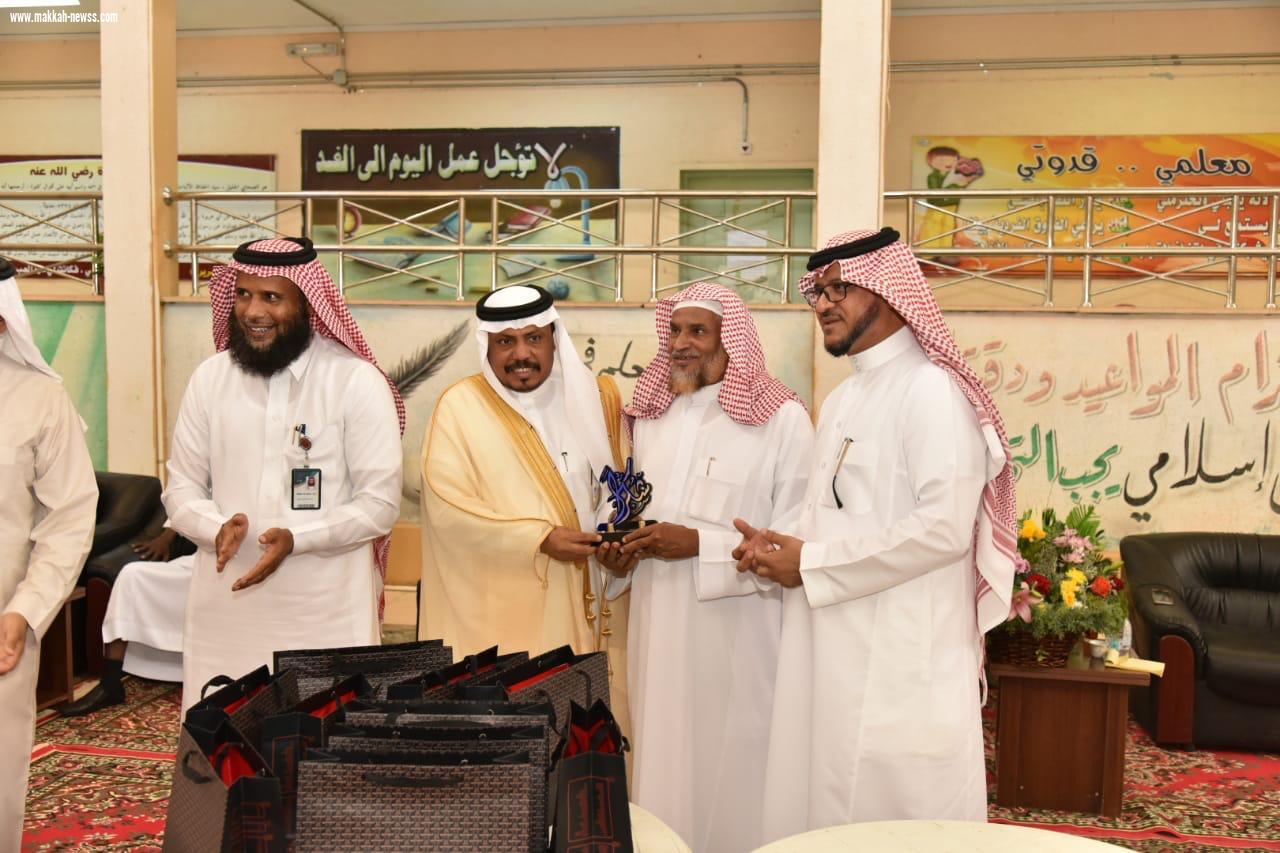 ادارة تعليم صبيا تكرم رائد الفن التشكيلي الاستاذ قالب الدلح