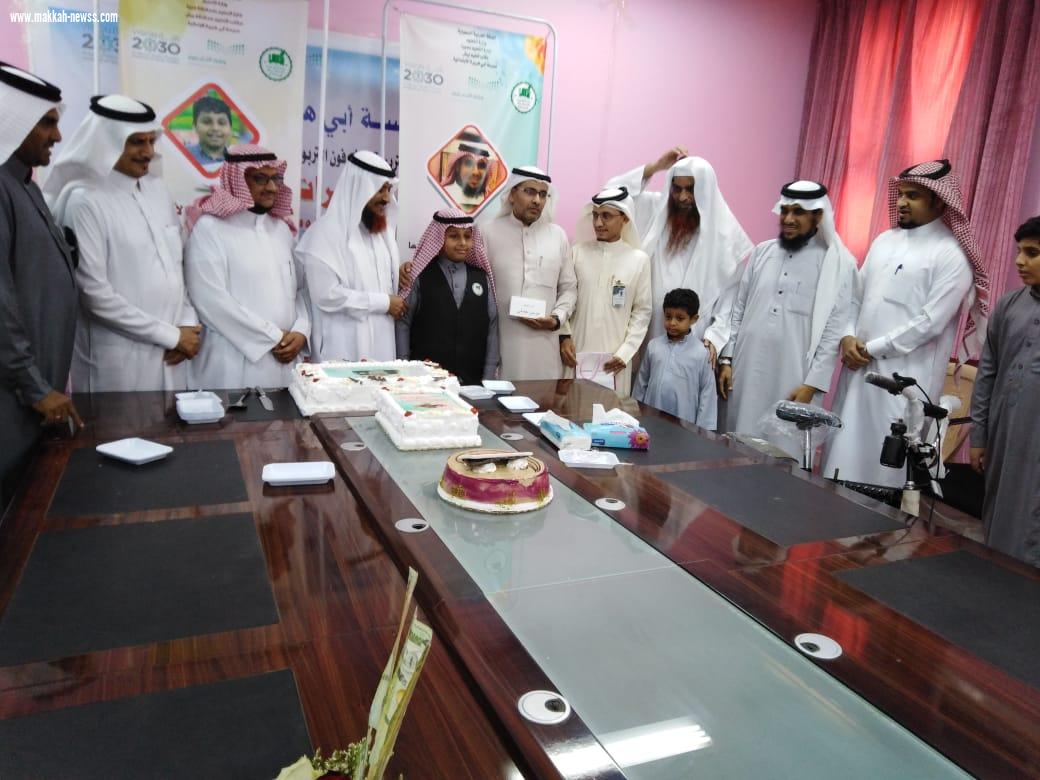 أبي هريرة تكرم الطالب مشهور الفائز بالمركز الأول في أولمبياد الرياضيات والتمثيل على مستوى الوزارة