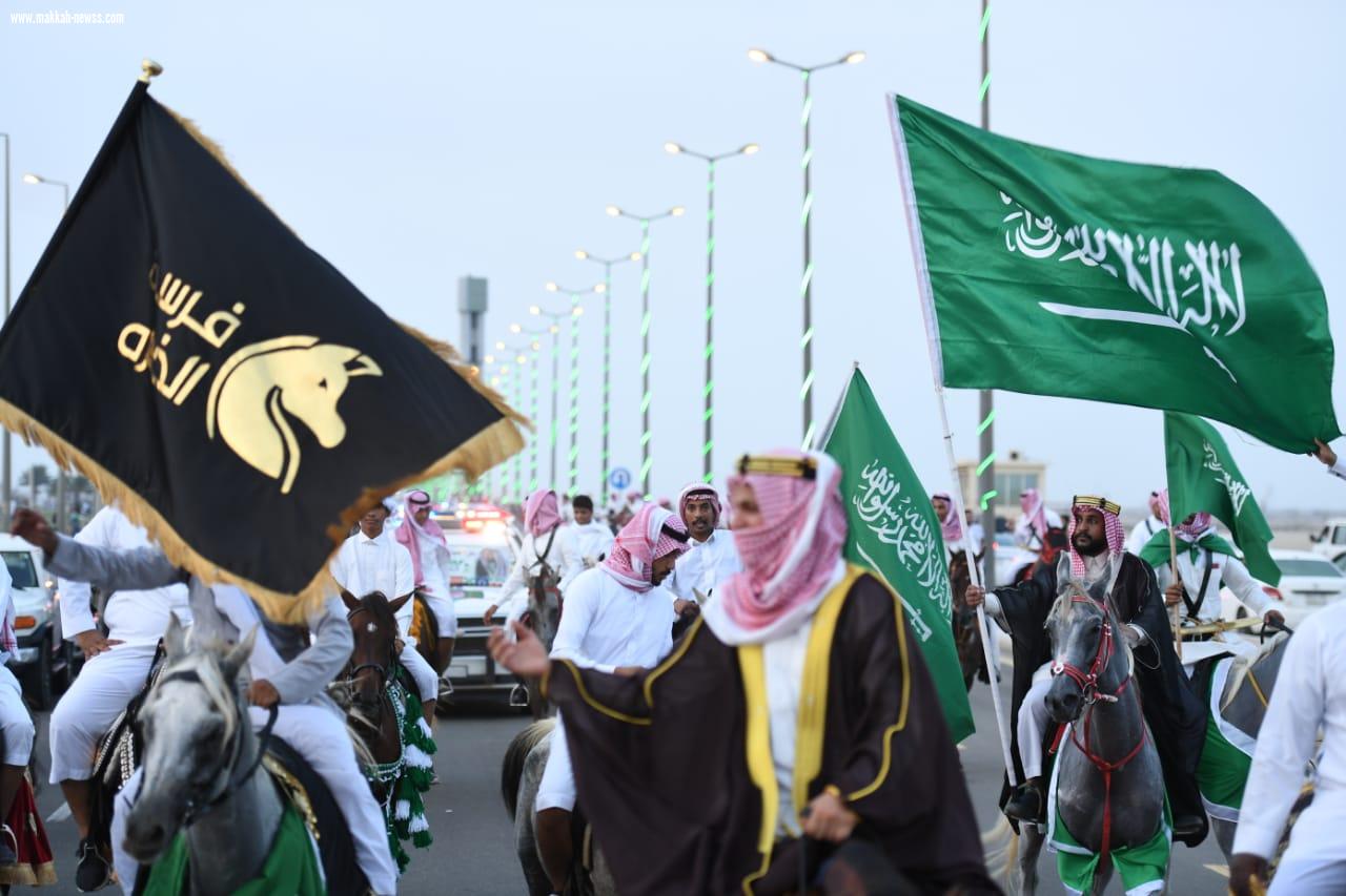 فرسان الخمره بجدة يجسدون شخصية المؤسس بمشاركة 100 فارس في مسيرة لمسة وفاء 