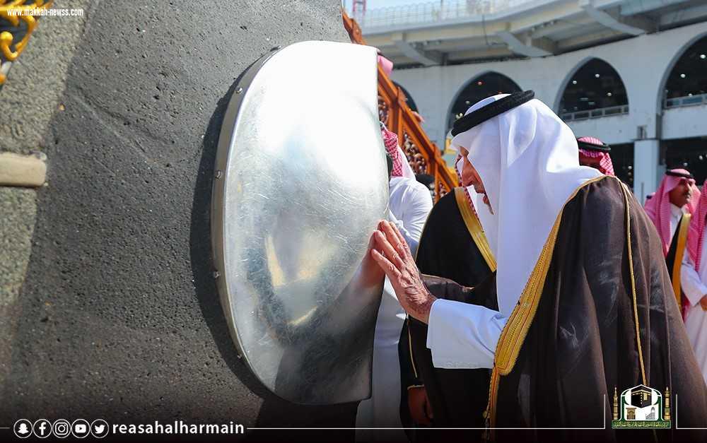نيابة عن خادم الحرمين الشريفين سمو أمير مكة يتشرف بغسل الكعبة المشرفة بحضور نائبه