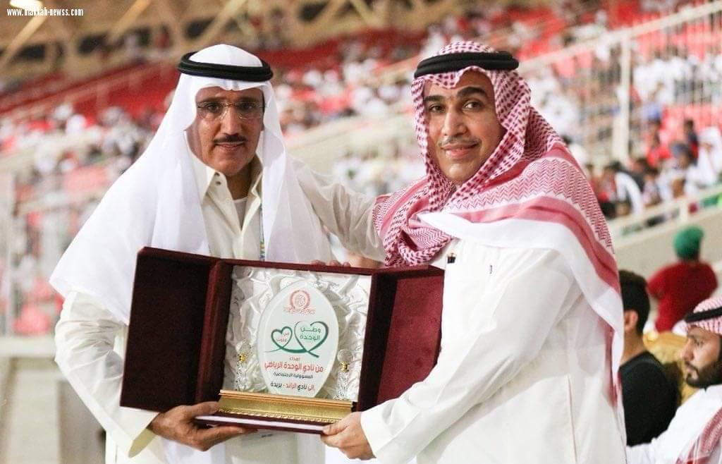 حاتم خيمي يقدم هدية المسؤولية الاجتماعية لرئيس نادي الرائد ببريدة