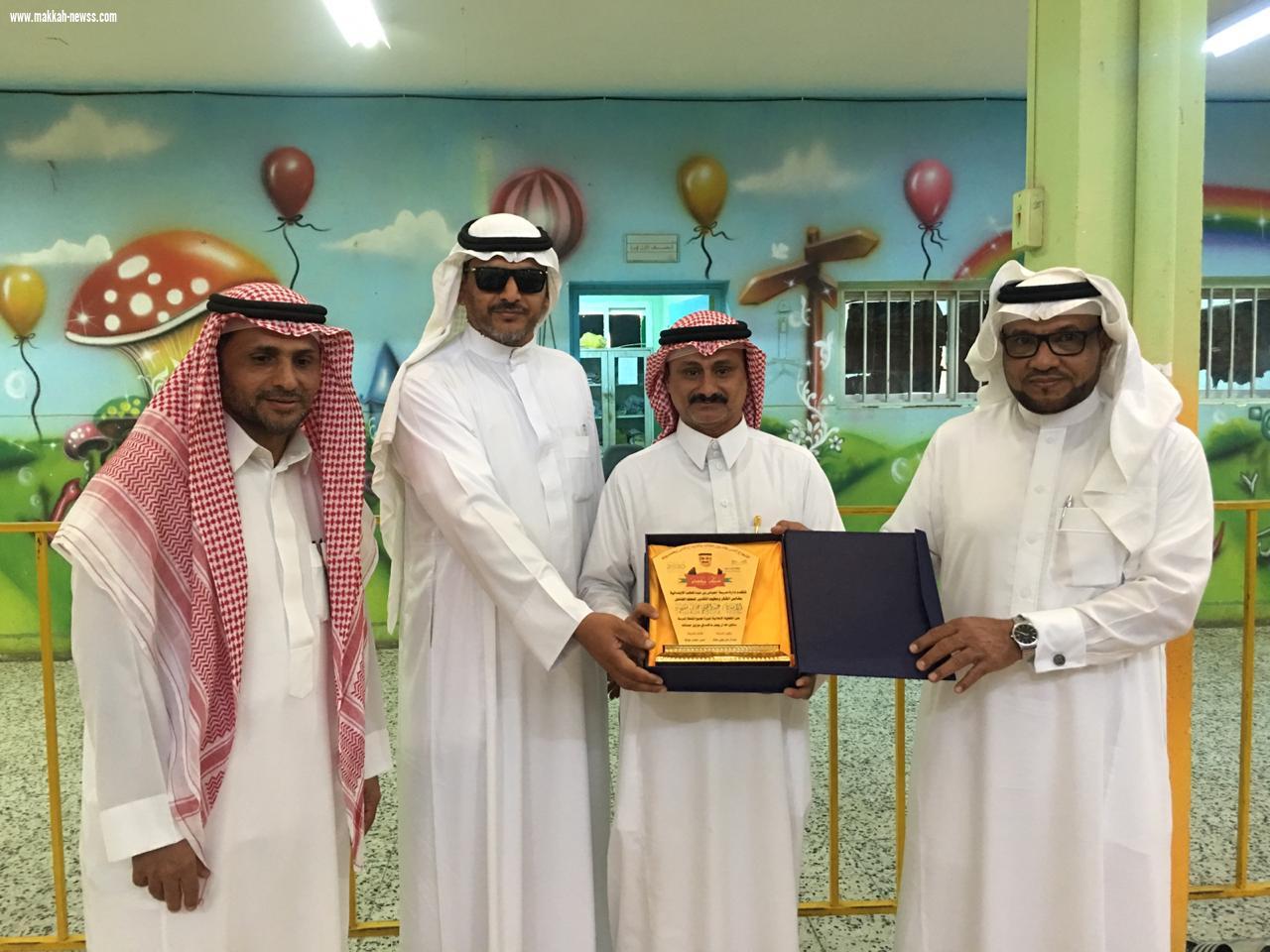 ابتدائية العباس تكرم الاعلامي عبدالله مشهور بالحد الجنوبي