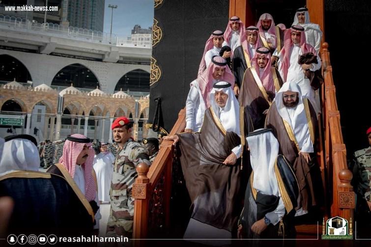 نيابة عن خادم الحرمين الشريفين سمو أمير مكة يتشرف بغسل الكعبة المشرفة بحضور نائبه