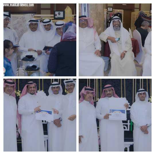 الاعلامي جمعه الخياط والاعلاميين يتجولون في معرض أنامل مكية 