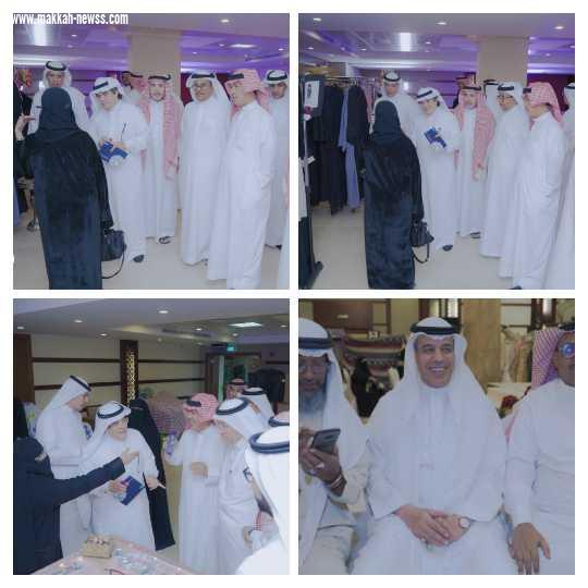 الاعلامي جمعه الخياط والاعلاميين يتجولون في معرض أنامل مكية 