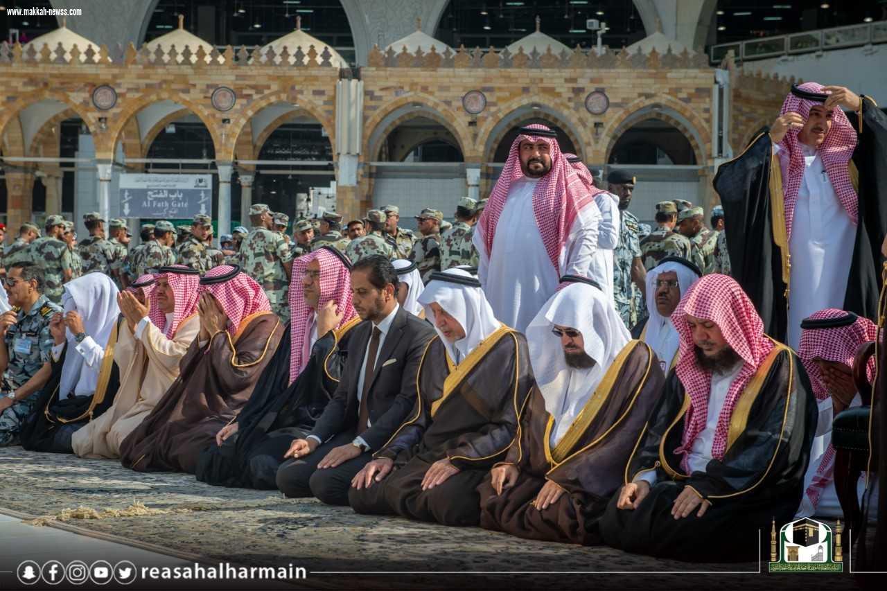 نيابة عن خادم الحرمين الشريفين سمو أمير مكة يتشرف بغسل الكعبة المشرفة بحضور نائبه