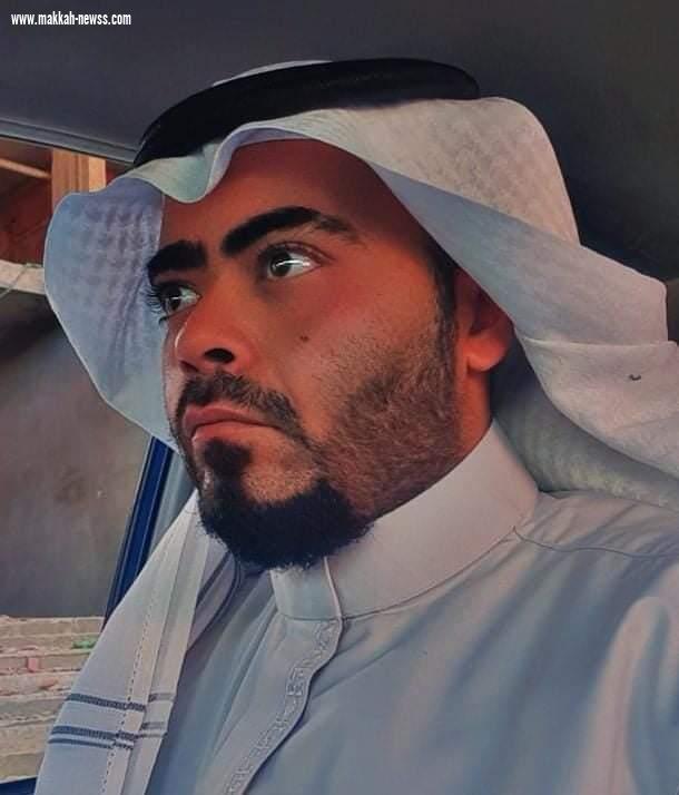 الفنان والإعلامي تركي بخش على السرير الأبيض