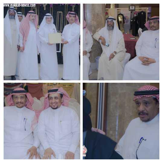 الاعلامي جمعه الخياط والاعلاميين يتجولون في معرض أنامل مكية 