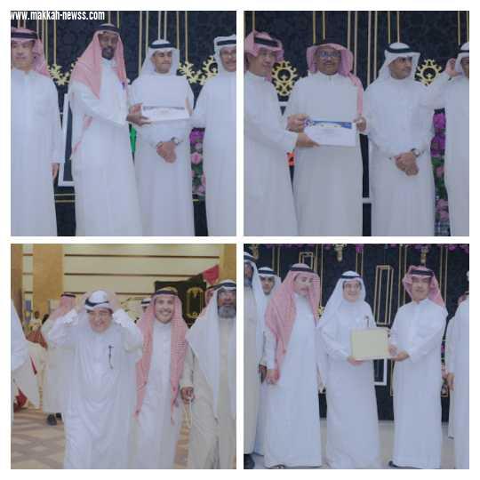 الاعلامي جمعه الخياط والاعلاميين يتجولون في معرض أنامل مكية 