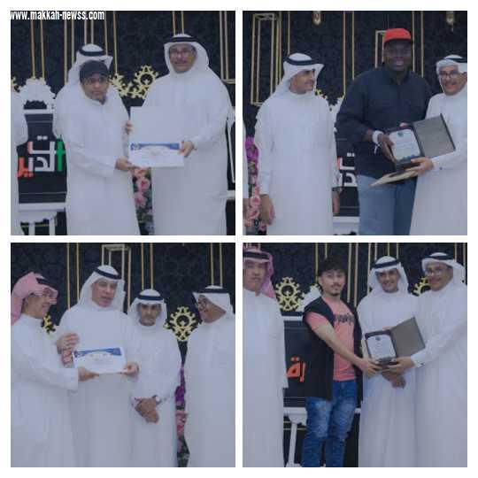 الاعلامي جمعه الخياط والاعلاميين يتجولون في معرض أنامل مكية 