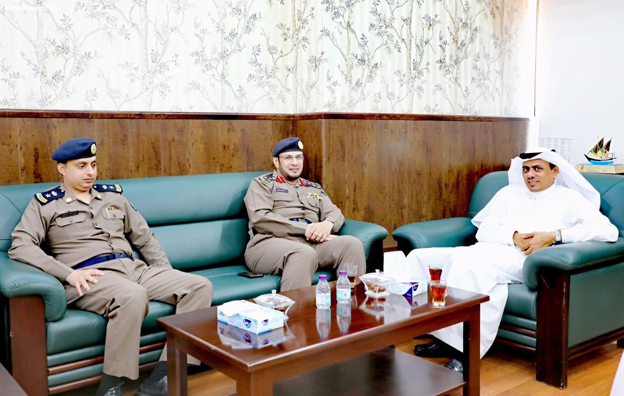 تعليم جازان والدفاع المدني يناقشان البرامج التوعوية وإجراءات الأمن والسلامة بالمدارس. 