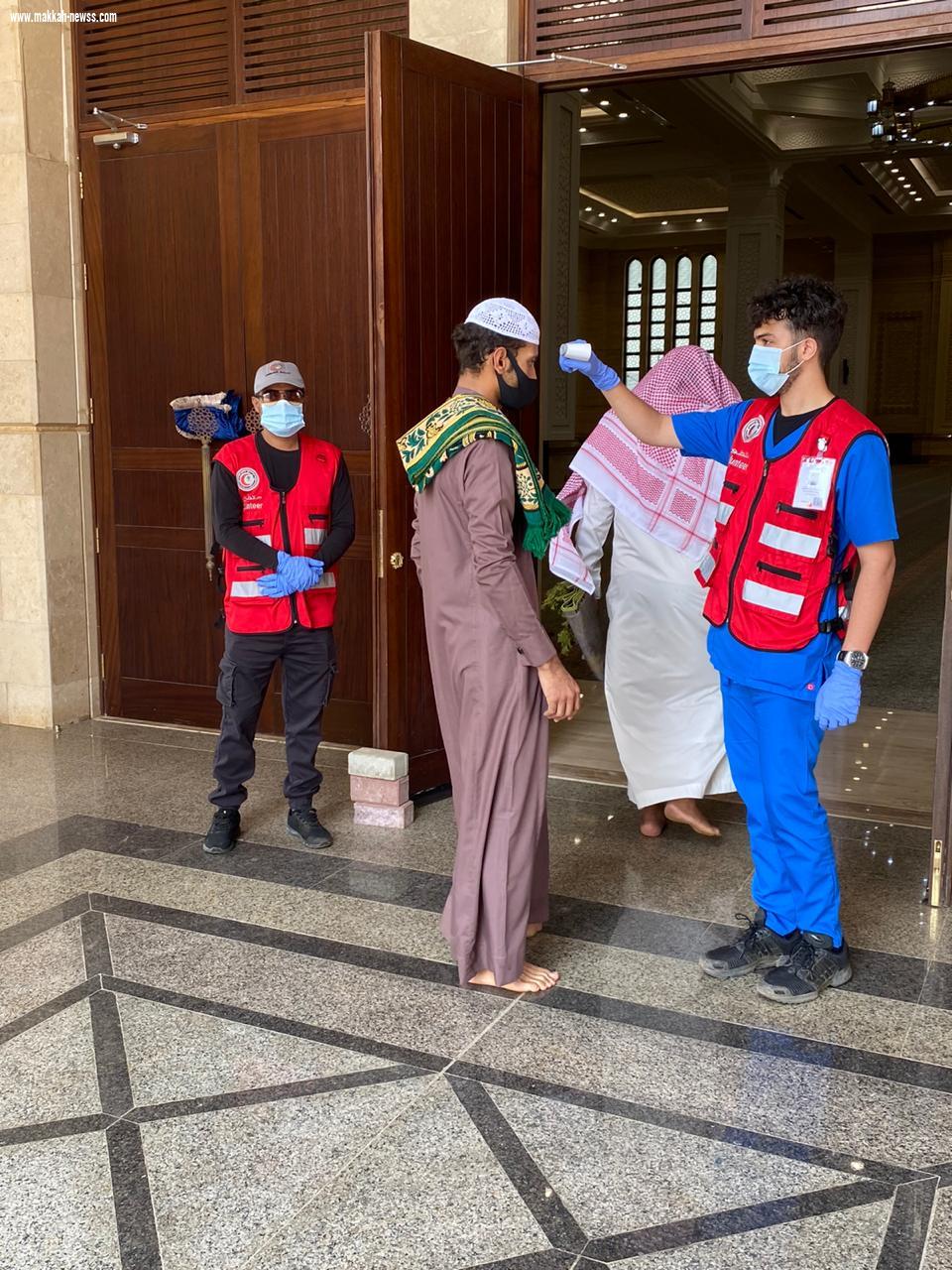 متطوعي الهلال الأحمر بجازان يقيمون نقاط فرز بصري ببعض جوامع المنطقة لمواجهة فيروس كورونا 