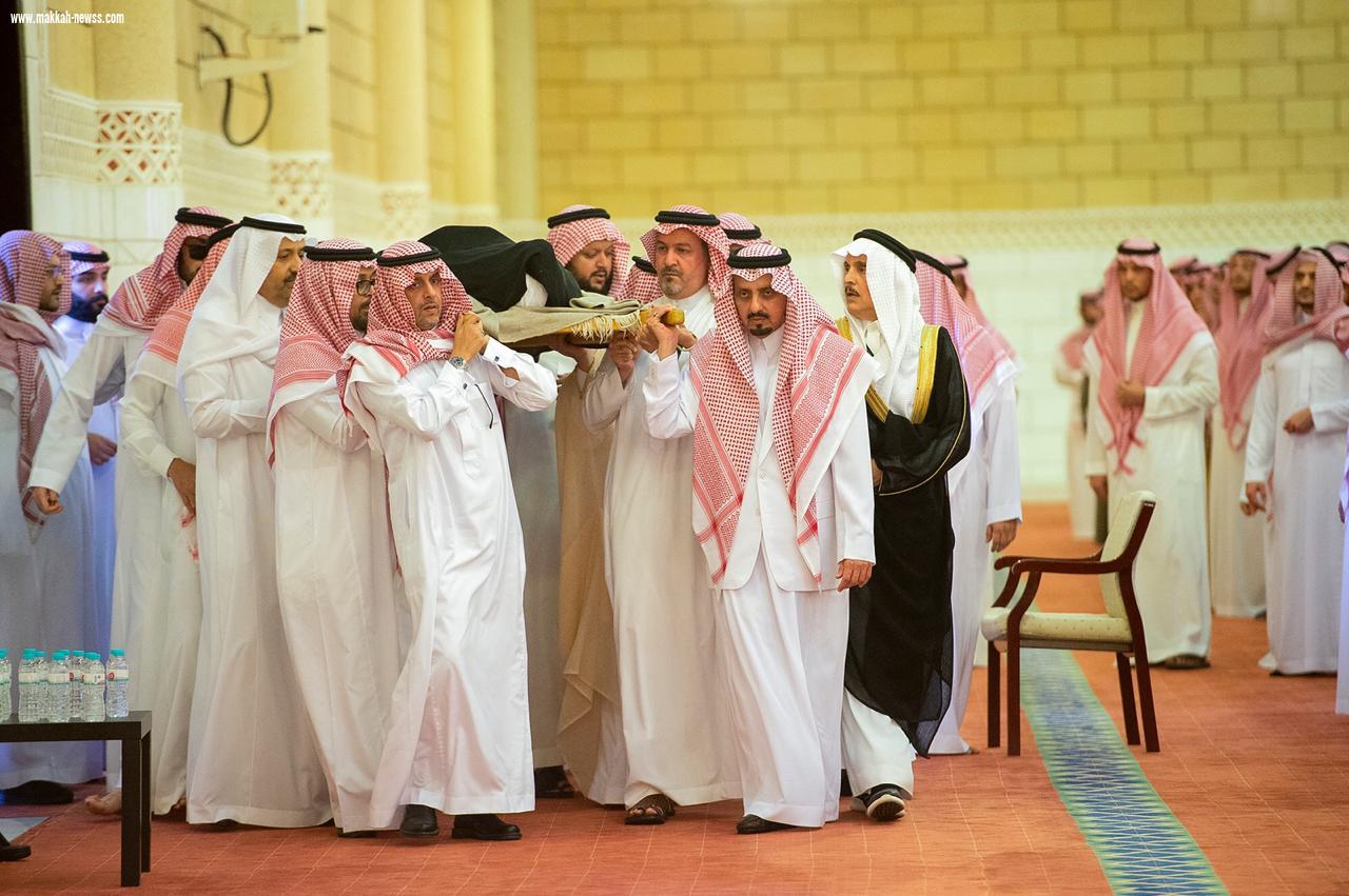 أصحاب السمو الأمراء يؤدون صلاة الميت على الأميرة البندري بنت عبدالرحمن