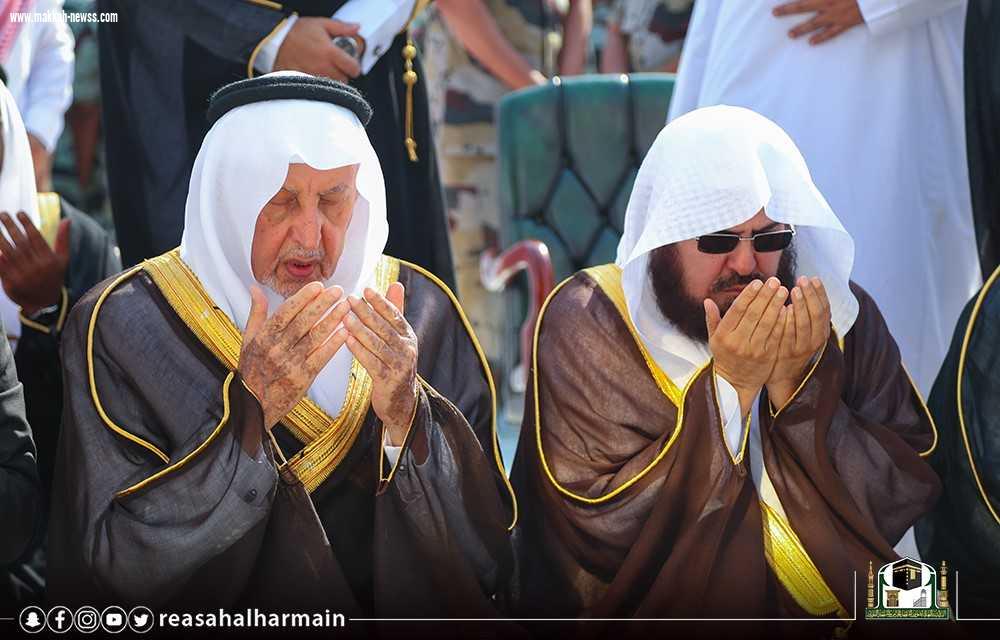 نيابة عن خادم الحرمين الشريفين سمو أمير مكة يتشرف بغسل الكعبة المشرفة بحضور نائبه