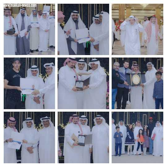 الاعلامي جمعه الخياط والاعلاميين يتجولون في معرض أنامل مكية 
