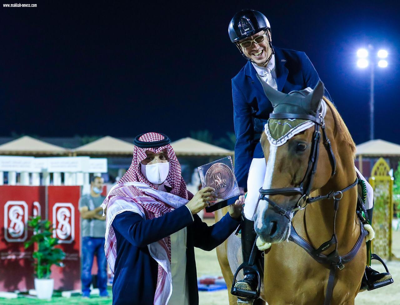 الأمير عبدالله بن فهد يتوج  الفائزين في منافسات اليوم الثاني من كأس اللجنة الاولمبية العربية السعودية للفروسية