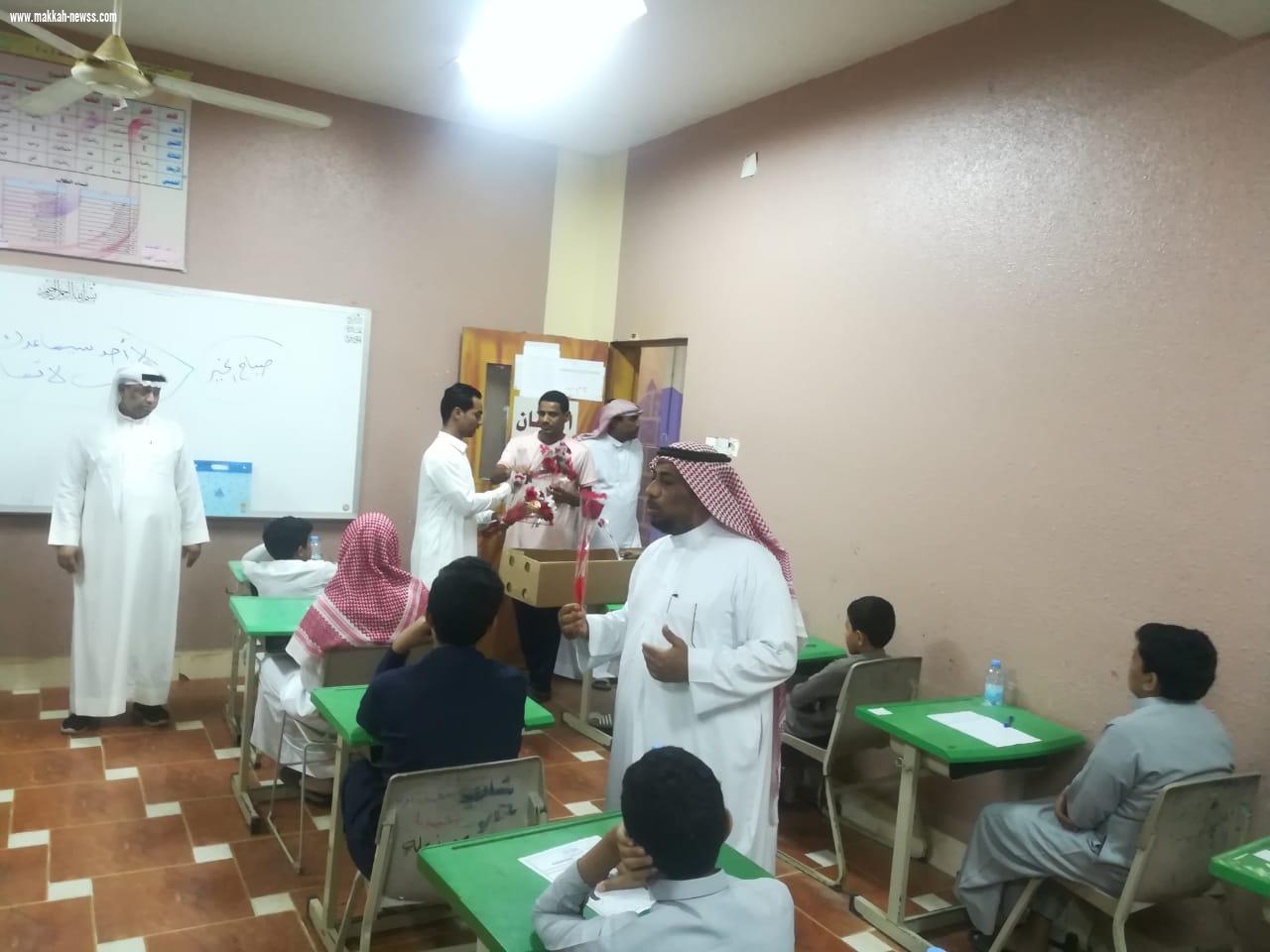 مدرسة الخضراء الجنوبية تختتم اختباراتها بتوزيع الورود.  