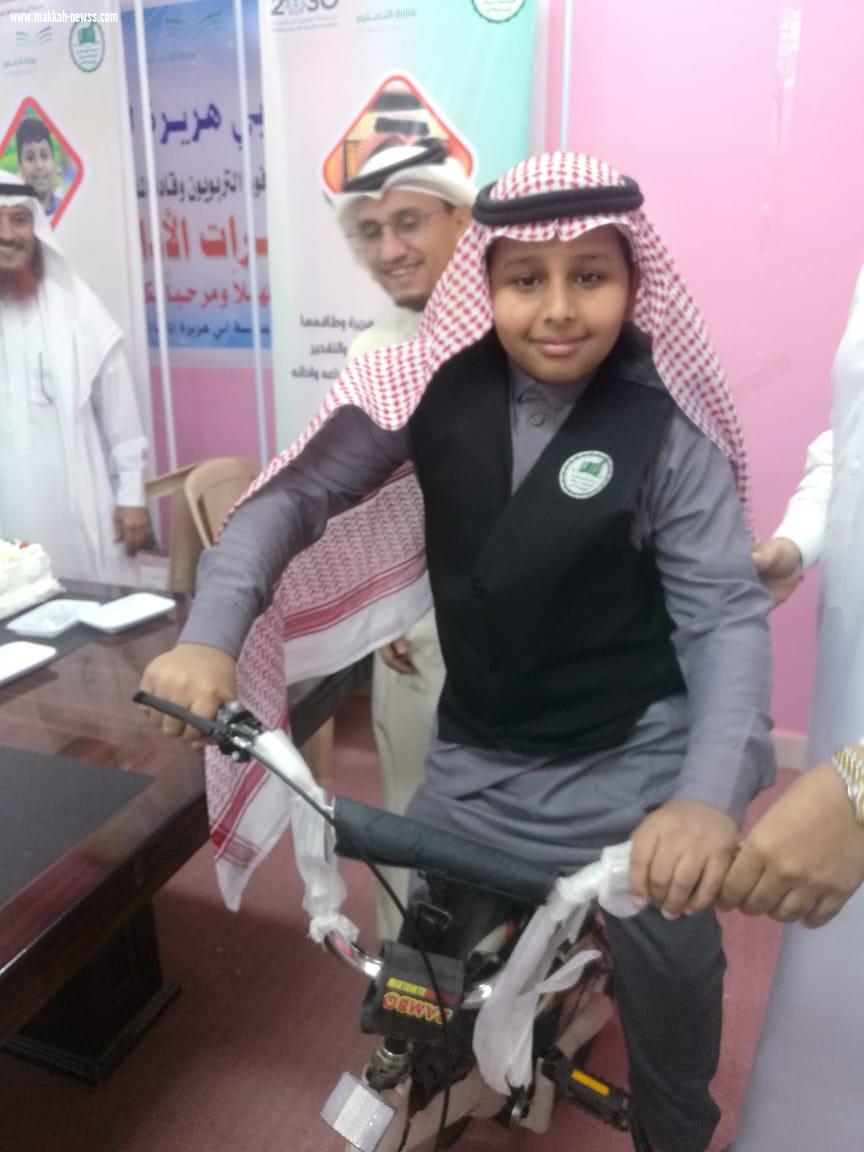 أبي هريرة تكرم الطالب مشهور الفائز بالمركز الأول في أولمبياد الرياضيات والتمثيل على مستوى الوزارة