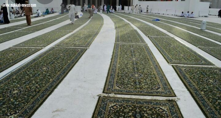 إعادة فرش صحن المطاف بأكثر من 1200 سجادة