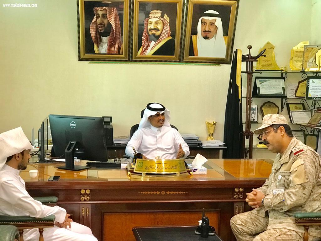 العميد الركن عامر الشهري يقدم شهادة شكر للمهندس الدغريري 